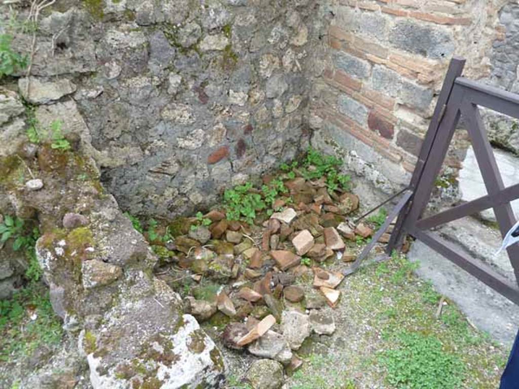 VII.2.27 Pompeii. May 2010. South side of entrance doorway.