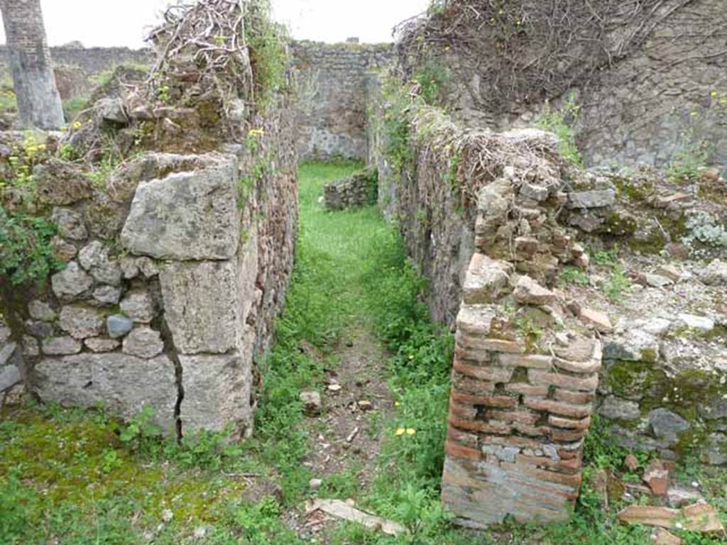 VII.2.27 Pompeii. May 2010. Corridor leading to VII.2.35.