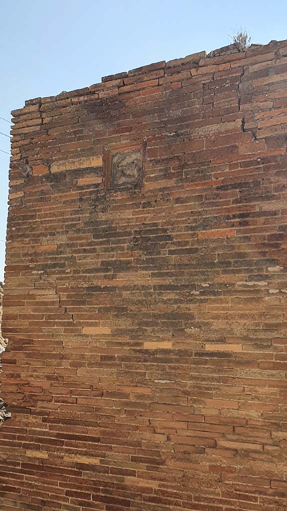 VII.2.32 Pompeii. July 2021.
Pilaster between VII.2.31, on left, and VII.2.32, on right, with terracotta plaque.
Foto Annette Haug, ERC Grant 681269 DCOR.
