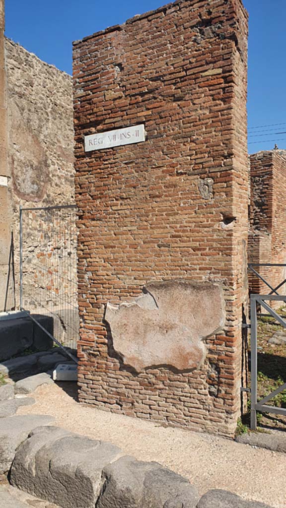 VII.2.33 Pompeii. July 2021. Wall pilaster on west side of entrance doorway.
Foto Annette Haug, ERC Grant 681269 DÉCOR.
