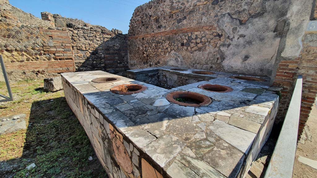 VII.2.33 Pompeii. July 2021. Looking north-east across counter with seven built in urns.
Foto Annette Haug, ERC Grant 681269 DÉCOR.
