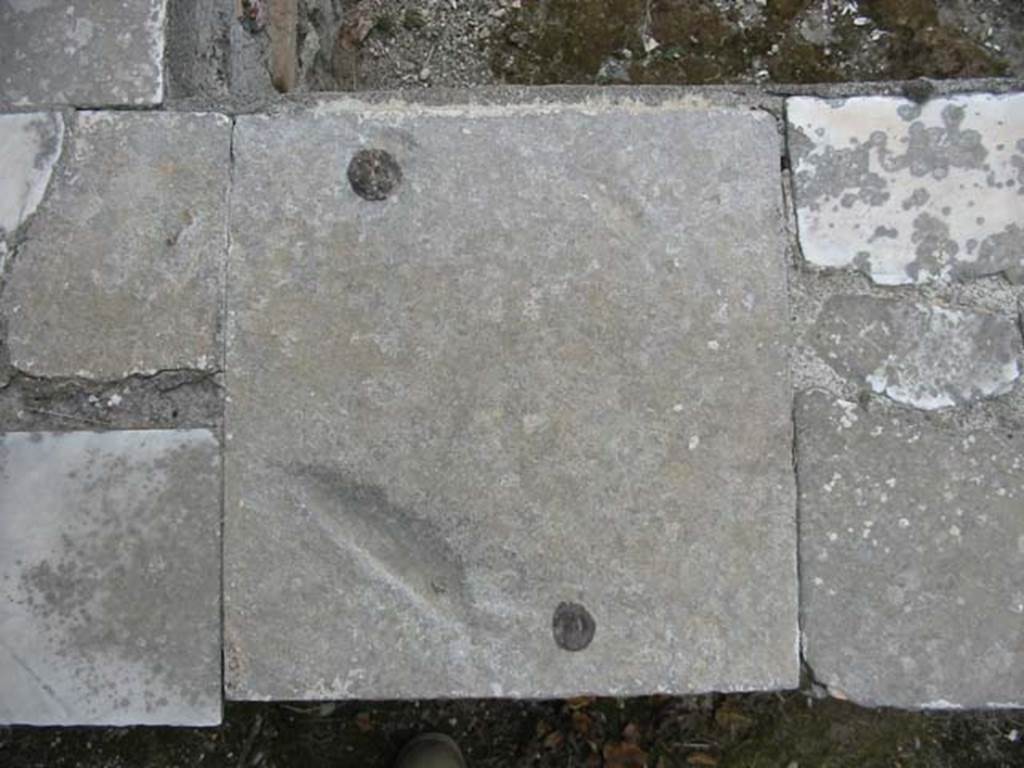 VII.2.32 Pompeii. May 2003. Detail of stone slab on the north side of the counter. Photo courtesy of Nicolas Monteix.
