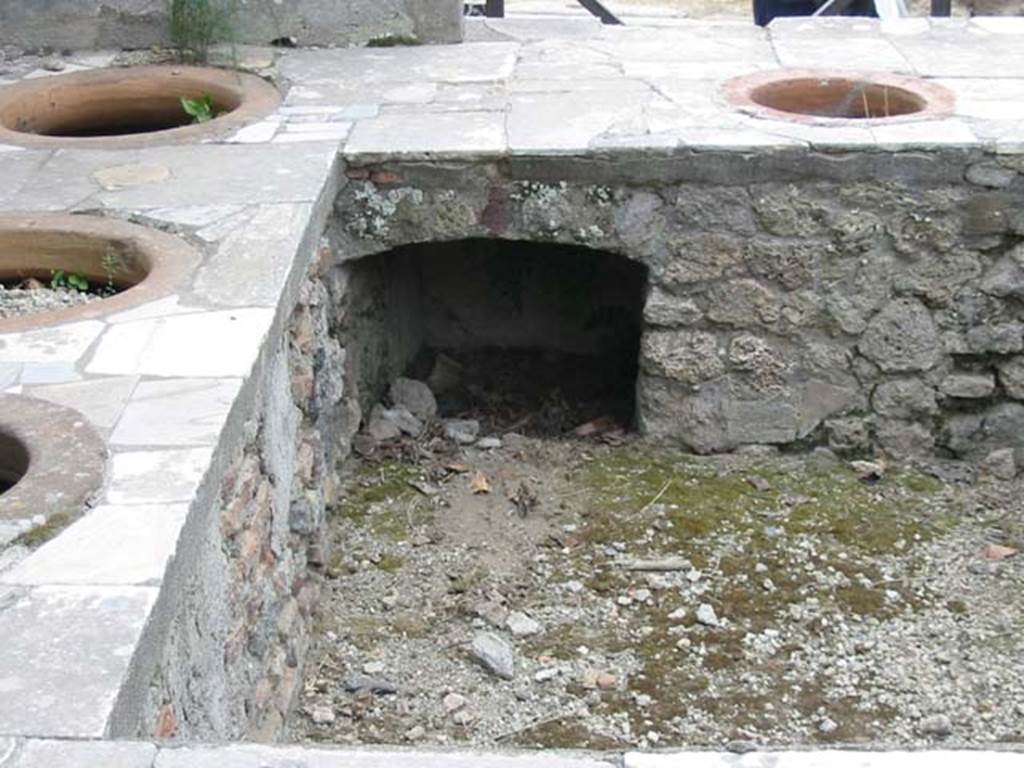 VII.2.32 Pompeii. May 2003. Detail of top of counter with urns, and lower south-east corner. Photo courtesy of Nicolas Monteix.