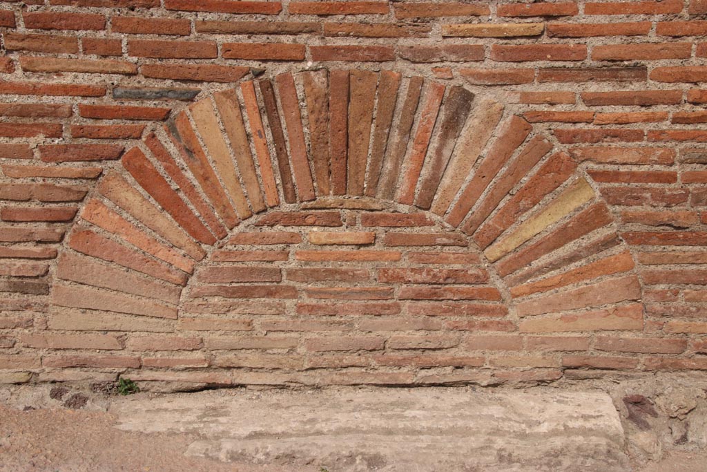 VII.2.33 Pompeii. October 2023. Detail of wall to east (right) of entrance on Via degli Augustali. Photo courtesy of Klaus Heese.