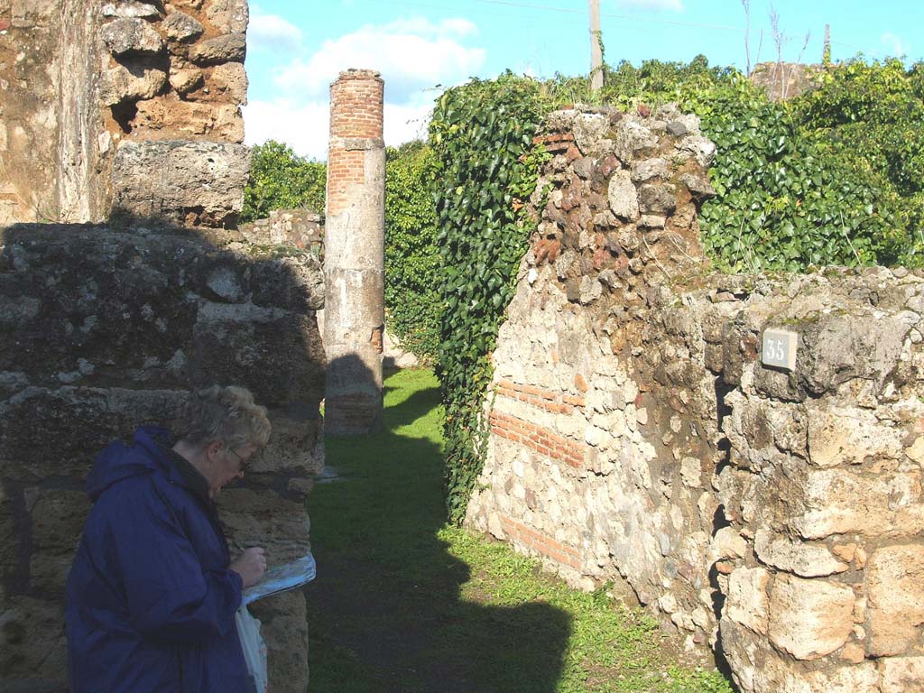 VII.2.35 Pompeii. December 2004. Entrance, and east wall.