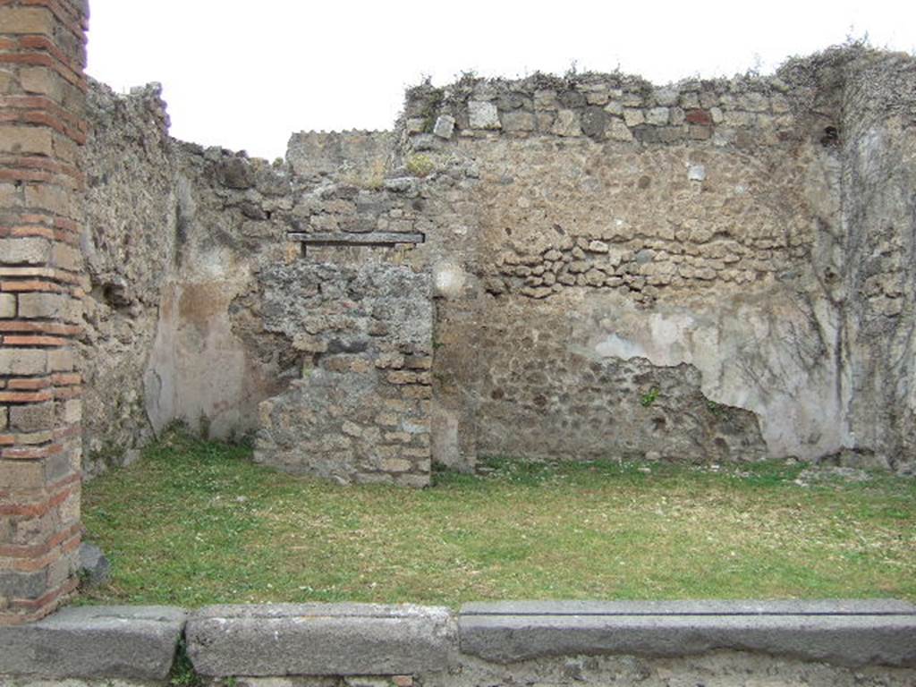 VII.2.39 Pompeii. May 2006. North-west corner of shop, with latrine linked to atrium of VII.2.38.