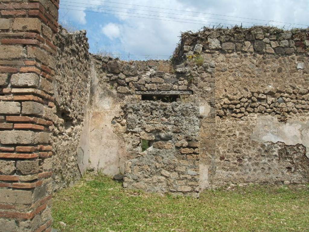 VII.2.39 Pompeii. December 2004. North-west corner of shop.
