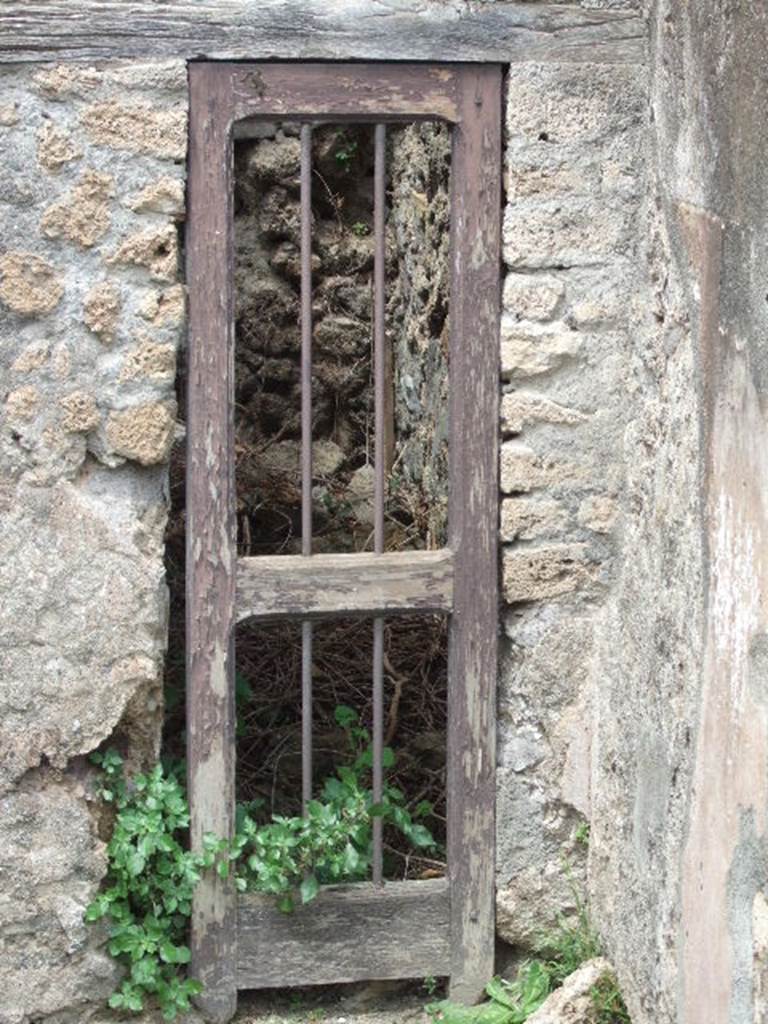 VII.2.41 Pompeii. May 2006. Doorway in north wall, steps connecting to VII.2.20.