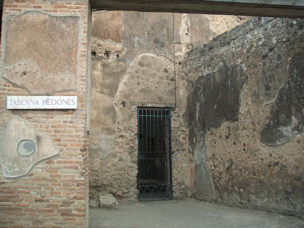 VII.2.44 Pompeii. May 2005. Looking towards north wall and north-east corner.