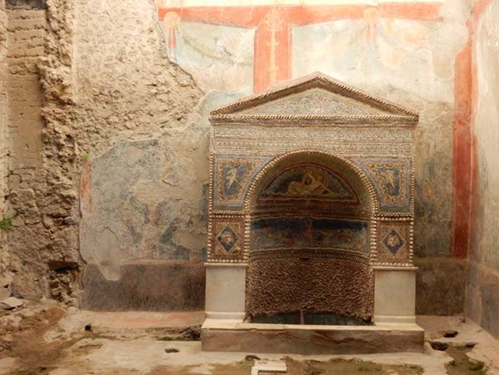 VII.2.45 Pompeii, May 2018. Detail of basin and flooring near fountain in garden area.
Photo courtesy of Buzz Ferebee.
