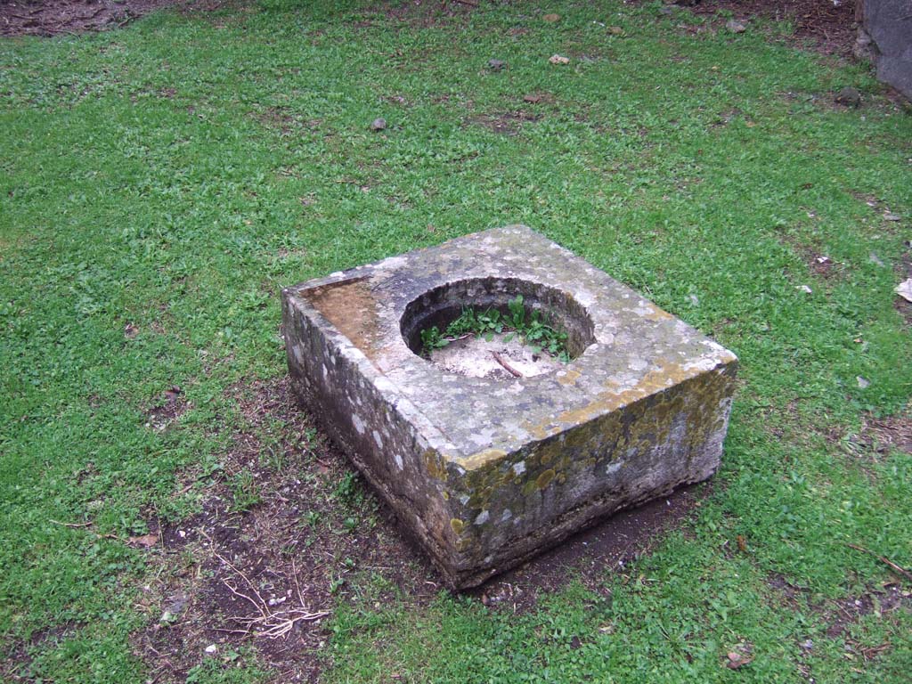 VII.2.51 Pompeii. December 2005. Travertine cube shaped puteal with deep rope mark from the atrium.