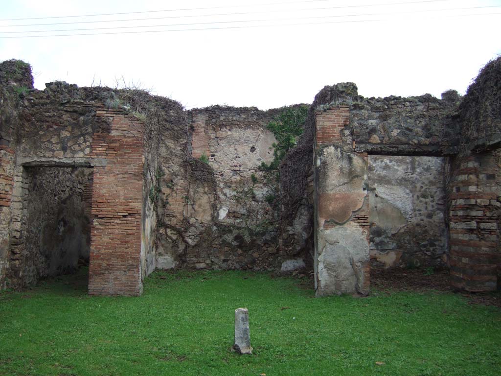 VII.2.51 Pompeii. December 2005. Looking north across atrium to corridor, tablinum and triclinium doorways.