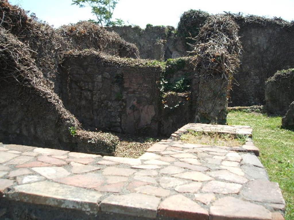 VII.3.1 Pompeii. May 2005. Counter with one urn.  