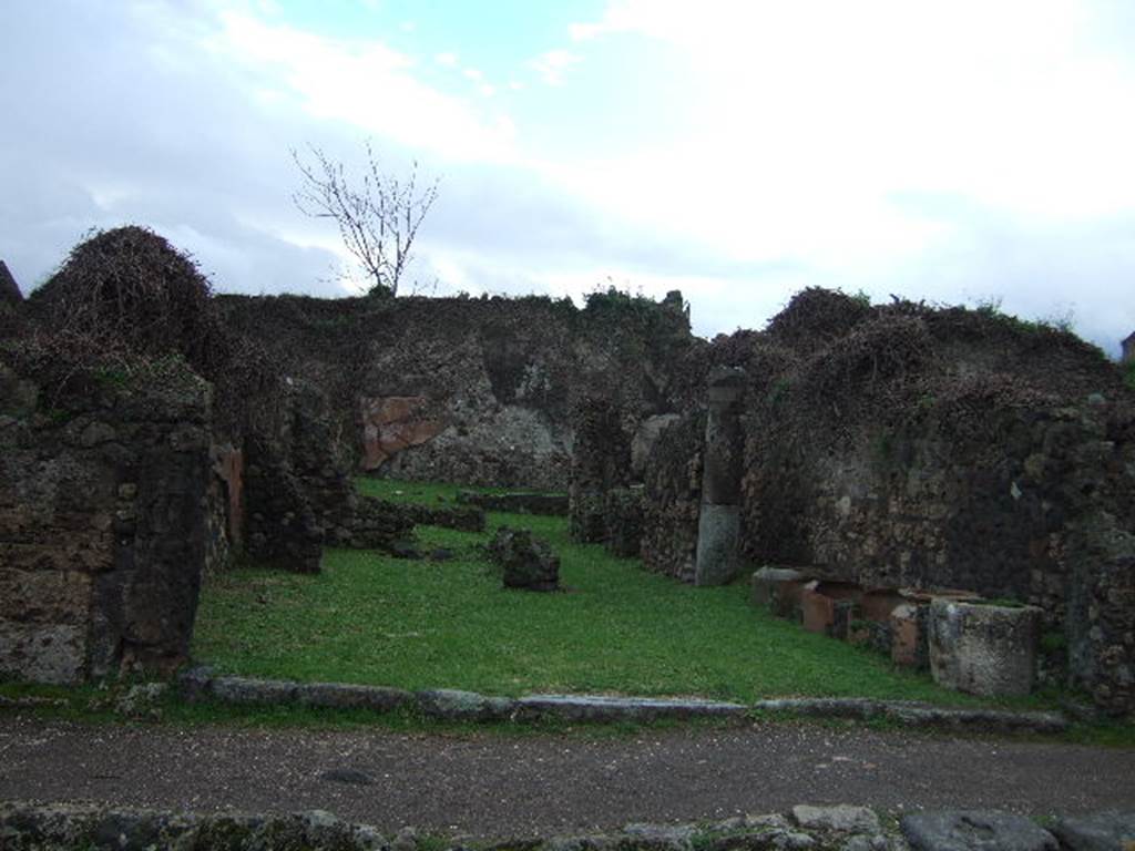 VII.3.3 Pompeii. December 2005. Entrance, looking south from Via della Fortuna.