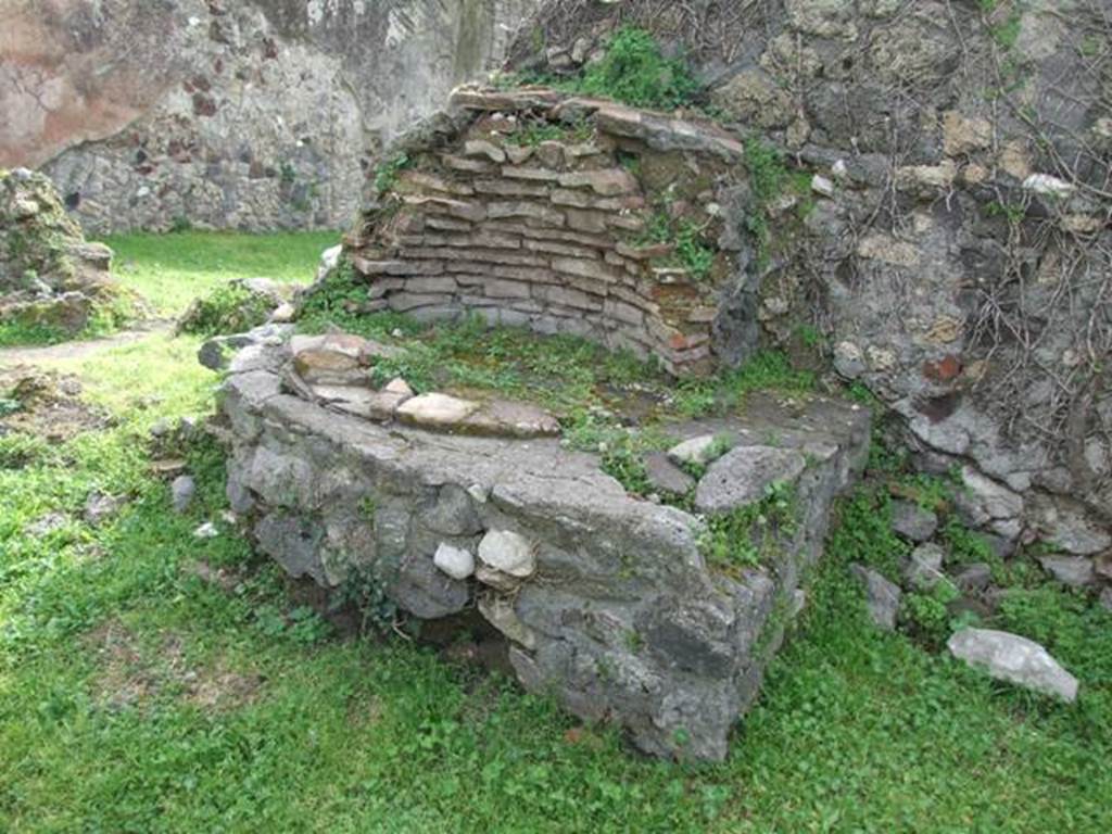 VII.3.4 Pompeii. March 2009. Small Oven on west side of yard. According to Boyce, near the oven was found a faded painting of the serpents (le vestigie della pittura dei serpenti).
See Boyce G. K., 1937. Corpus of the Lararia of Pompeii. Rome: MAAR 14. (p.63, no.258)  Boyce quotes Bull. Inst.,1868, 44.
