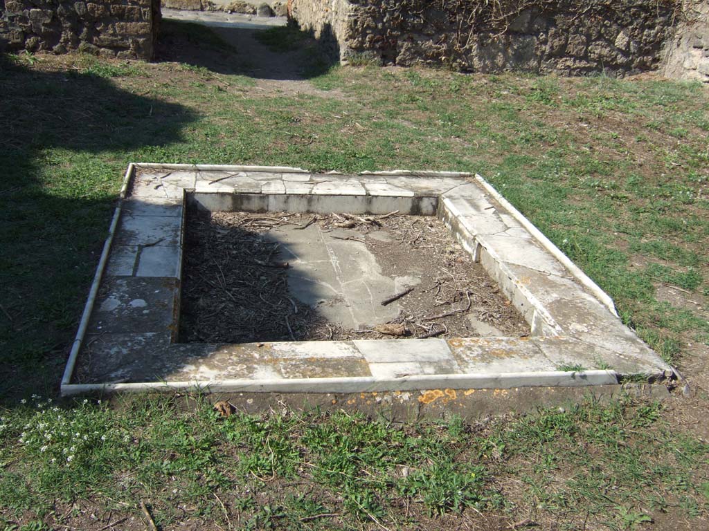 VII.3.6 Pompeii. September 2005. Looking north across impluvium towards entrance corridor.