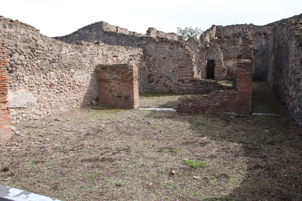 VII.3.8 Pompeii. October 2020. 
Looking south-east across shop areas “l(L)”, “m” and “o” to large room (tablinum) “a” , and corridor “b” to rear at side. Photo courtesy of Klaus Heese.

