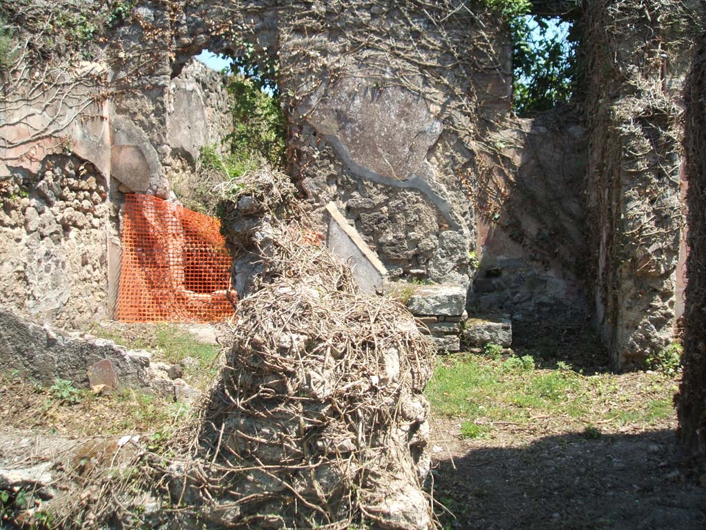 VII.3.8 Pompeii. May 2005. Looking east towards kitchen “i” with steps “g” to upper floor and doorway to triclinium “k”.