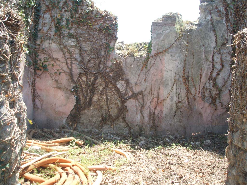 VII.3.8 Pompeii. May 2005. Doorway into triclinium “k” in south-east corner. Looking south.