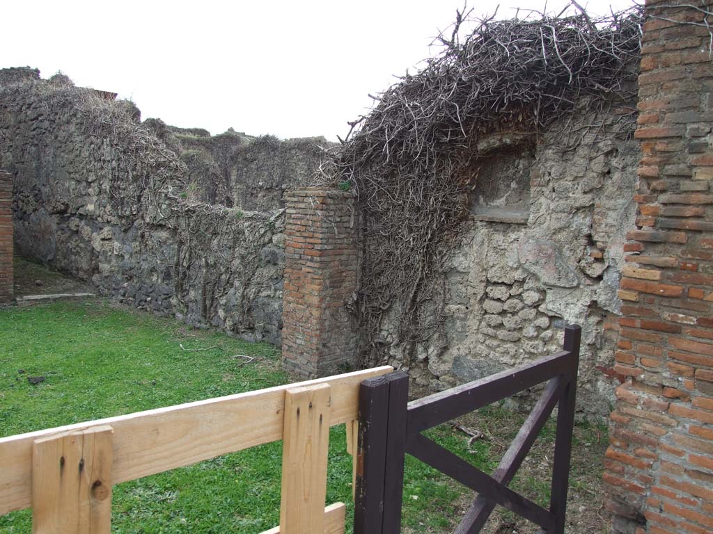 VII.3.8 Pompeii. December 2007. West wall of shop “l” (L), with niche.