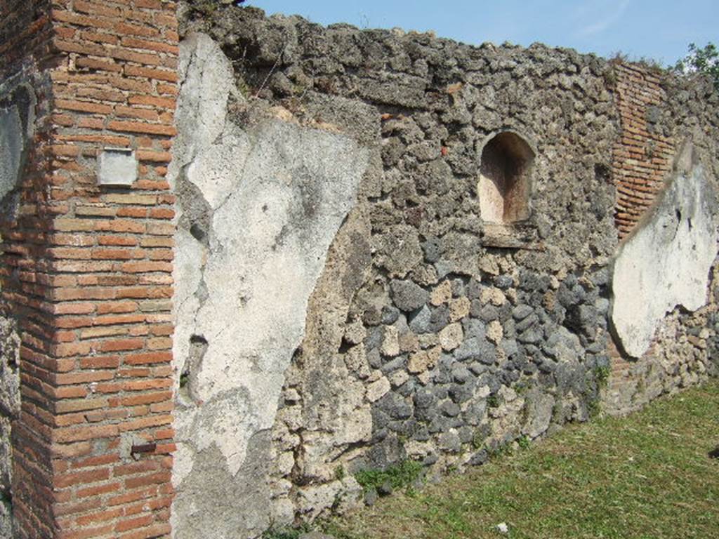 VII.3.10 Pompeii. May 2006. East wall of shop, with niche.