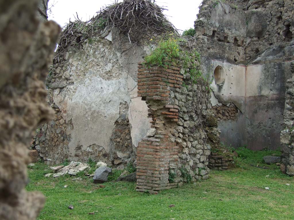 VII.3.13 Pompeii. March 2009. 
South side of garden area. Large triclinium, (on left), doorway to kitchen & latrine, and doorway to cubiculum.
