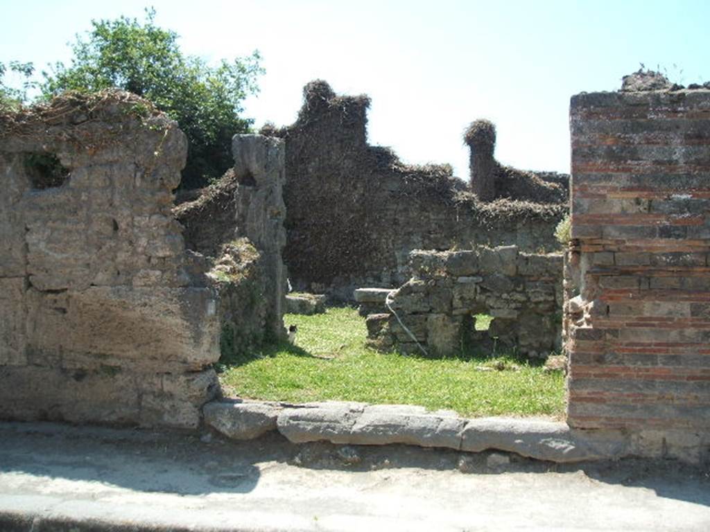 VII.3.16 Pompeii. May 2005. Shop entrance.