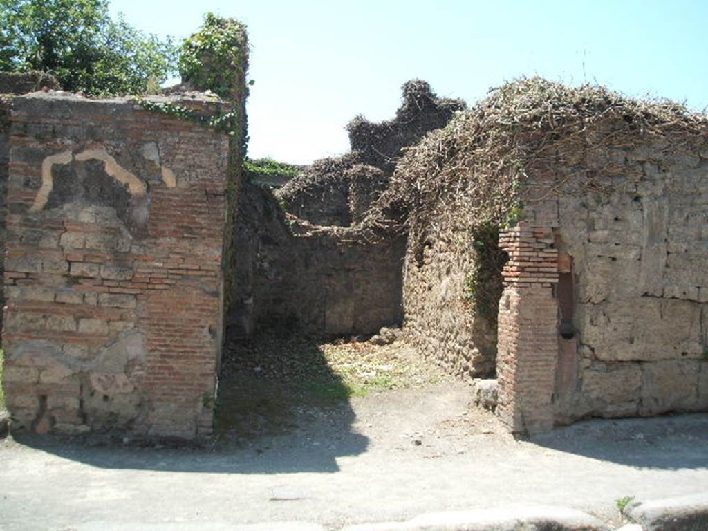 VII.3.17 Pompeii. May 2005. Entrance. In April 1843, graffito painted in black found on the pilaster between VII.3.18 and VII.3.17, on the left, read:

Modestum
aed(ilem)  d(ignum)  r(ei)  p(ublicae)  o(ro)  v(os)  f(aciatis)    [CIL IV 837]

See Pagano, M. and Prisciandaro, R., 2006. Studio sulle provenienze degli oggetti rinvenuti negli scavi borbonici del regno di Napoli  Naples : Nicola Longobardi.  (p.159)
