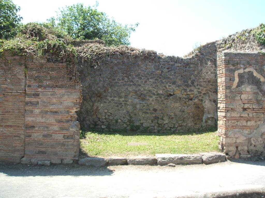 VII.3.18 Pompeii. May 2005. Entrance.  In April 1843, graffito painted in black found on the pilaster between VII.3.18 and VII.3.17, on the right, read:

Modestum
aed(ilem)  d(ignum)  r(ei)  p(ublicae)  o(ro)  v(os)  f(aciatis)     [CIL IV 837]

Painted in red, on the pilaster on the left, between VII.3.19 and VII.3.18 the graffito read:

L(ucium)  Numisium  aed(ilem)  o(ro)  v(os)  f(aciatis)      [CIL IV 838]

Casellium  Marcellum
aed(ilem)  rog(at)  Rubrisius      [CIL IV 839]

See Pagano, M. and Prisciandaro, R., 2006. Studio sulle provenienze degli oggetti rinvenuti negli scavi borbonici del regno di Napoli  Naples : Nicola Longobardi.  (p.159)
