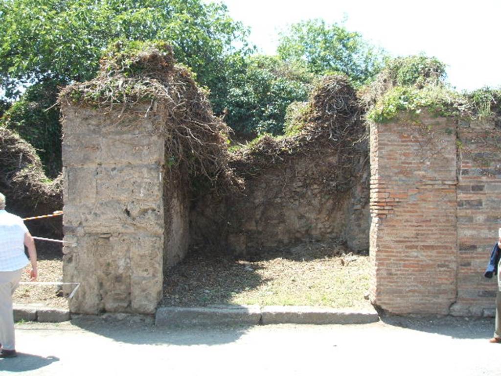 VII.3.19 Pompeii. May 2005. Entrance. Found in April 1843, painted in red, on the pilaster on the right, between VII.3.19 and VII.3.18 the graffiti read:
L(ucium)  Numisium  aed(ilem)  o(ro)  v(os)  f(aciatis)      [CIL IV 838]

Casellium  Marcellum
aed(ilem)  rog(at)  Rubrisius      [CIL IV 839]
See Pagano, M. and Prisciandaro, R., 2006. Studio sulle provenienze degli oggetti rinvenuti negli scavi borbonici del regno di Napoli  Naples : Nicola Longobardi.  (p.159)

According to Fiorelli, found here were various vanishing graffiti, remaining visible and readable were:
(L) . NVMISIVM . AED OVF 
(M) . CASELLIVM . MARCELLVM
                       AED . RO(G . RVBRISIVS)

PAQVIVM

(L) . C . S . IIVIR . OVF
EVHODE . PERFVSOR . CVM . SECV.
                     O . V . F
See Pappalardo, U., 2001. La Descrizione di Pompei per Giuseppe Fiorelli (1875). Napoli: Massa Editore. (p.87)

According to Della Corte, found on the walls of three rustic shops between 19-21 on Via Stabiana were the graffiti 
rog(at)  Rubellius    [CIL IV 839]

Casellium
[]
rog(at)  Rubellius    [CIL IV 842]
See Della Corte, M., 1965.  Case ed Abitanti di Pompei. Napoli: Fausto Fiorentino. (p.155)

