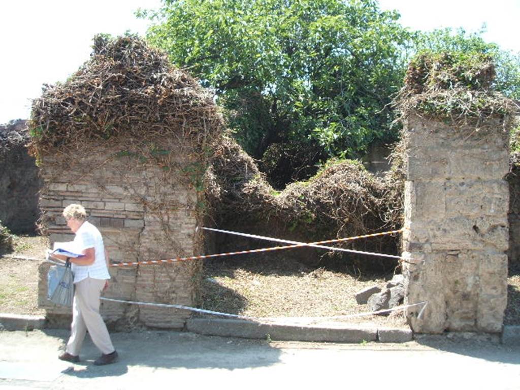 VII.3.20 Pompeii. May 2005. Entrance. According to Fiorelli, found here were various vanishing graffiti, remaining visible and readable were:
(L) . NVMISIVM . AED OVF 
(M) . CASELLIVM . MARCELLVM
                       AED . RO(G . RVBRISIVS)

PAQVIVM

(L) . C . S . IIVIR . OVF
EVHODE . PERFVSOR . CVM . SECV.
                     O . V . F
See Pappalardo, U., 2001. La Descrizione di Pompei per Giuseppe Fiorelli (1875). Napoli: Massa Editore. (p.87)

According to Della Corte, found on the walls of three rustic shops between 19-21 on Via Stabiana were the two graffiti 

rog(at)  Rubellius    [CIL IV 839]

Casellium
[]
rog(at)  Rubellius    [CIL IV 842]

This graffito underneath, found between VII.3.20 and VII.3.21, opposite the second entrance of the Central Baths, read according to Della Corte
Euhode,  perfusor,  cum  Secu(ndo)  (fac)    [CIL IV 840]  

The full graffito should read:
[L(ucium)]  C(eium)  S(ecundum)  II vir(um)  o(ro)  v(os)  f(aciatis) 
Euhode  perfusor  cum  Secu[undo(?)] 
o(ro)  v(os)  f(aciatis)       [CIL IV 840]

See Della Corte, M., 1965.  Case ed Abitanti di Pompei. Napoli: Fausto Fiorentino. (p.155)

