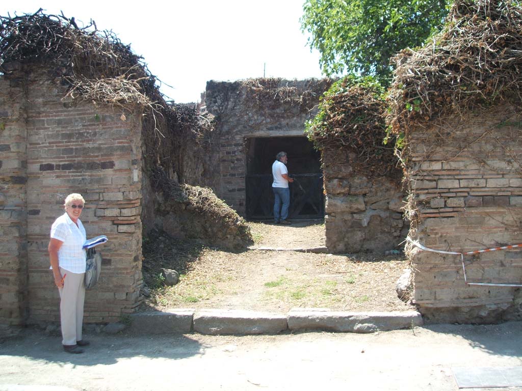 VII.3.21 Pompeii. May 2005. Entrance to shop on Via Stabiana. Looking west.
At the rear of the shop is an entrance through to the atrium, and the triclinium with a vaulted ceiling is ahead.

This graffito below, found between VII.3.21 and VII.3.20, on the right pilaster, opposite the second entrance of the Central Baths, read according to Della Corte
Euhode,  perfusor,  cum  Secu(ndo)  (fac)    [CIL IV 840]  

The full graffito read:
[L(ucium)]  C(eium)  S(ecundum)  II vir(um)  o(ro)  v(os)  f(aciatis) 
Euhode  perfusor  cum  Secu[undo(?)] 
o(ro)  v(os)  f(aciatis)       [CIL IV 840]

See Della Corte, M., 1965. Case ed Abitanti di Pompei. Napoli: Fausto Fiorentino. (p.155)

Found painted on the left pilaster, between VII.3.22 and VII.3.21, in July 1843, was:

Calventium  II v(irum)  i(ure)  d(icundo)
Cn(aeum)  Helvium  Sabinum  aed(ilem)  o(ro)  v(os)  f(aciatis)      [CIL IV 843]

See Pagano, M. and Prisciandaro, R., 2006. Studio sulle provenienze degli oggetti rinvenuti negli scavi borbonici del regno di Napoli. Naples: Nicola Longobardi, p. 159.
