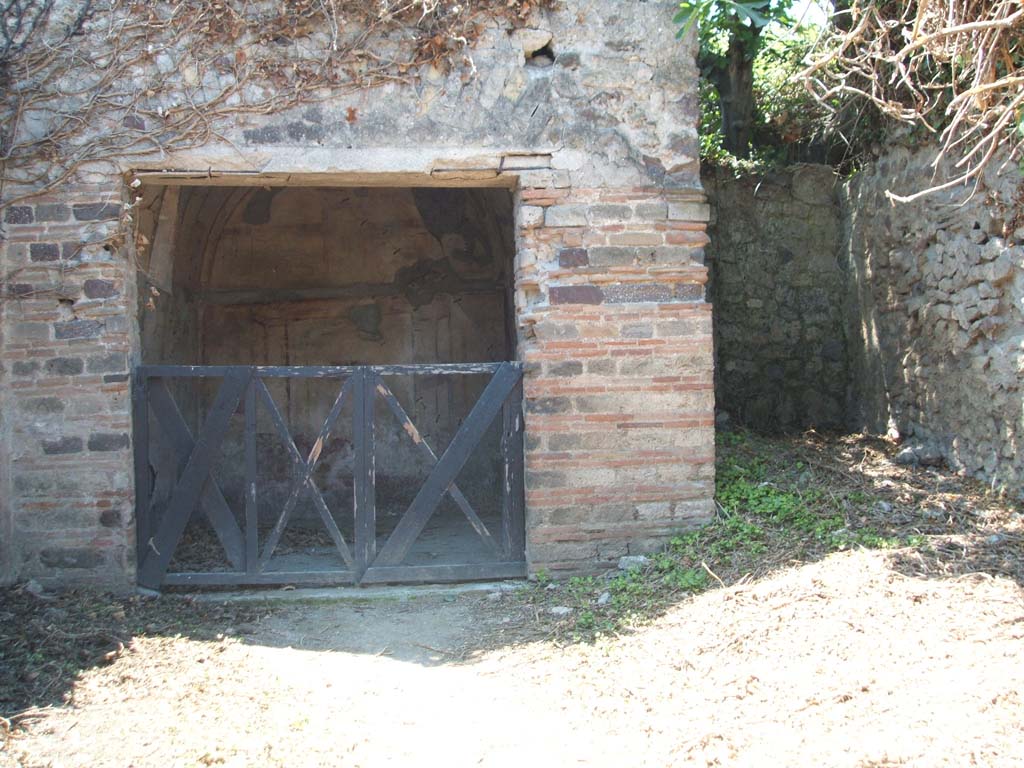 VII.3.21 Pompeii. May 2005. West side of atrium. Triclinium, and corridor to small garden, kitchen and latrine (blocked).