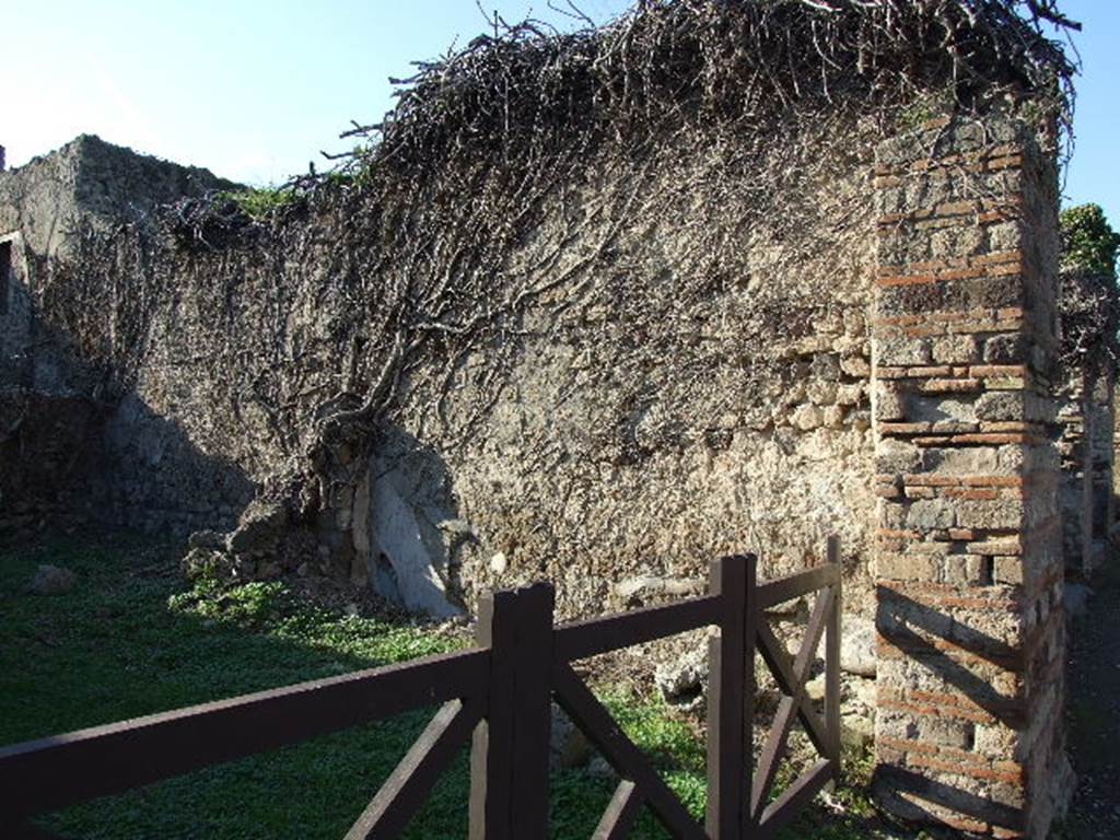 VII.3.22 Pompeii. December 2006. North wall of shop.