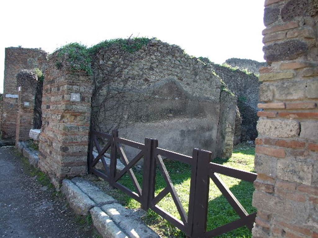 VII.3.22 Pompeii. December 2006. Entrance and south wall.