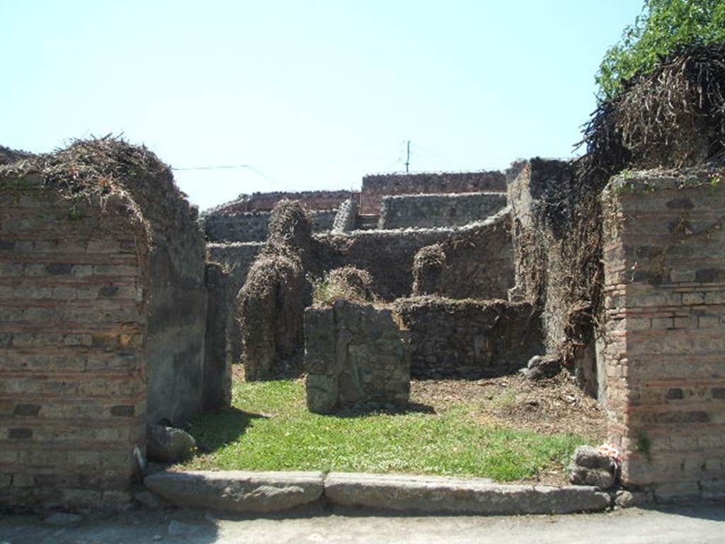 VII.3.22 Pompeii.  May 2005. Looking west.