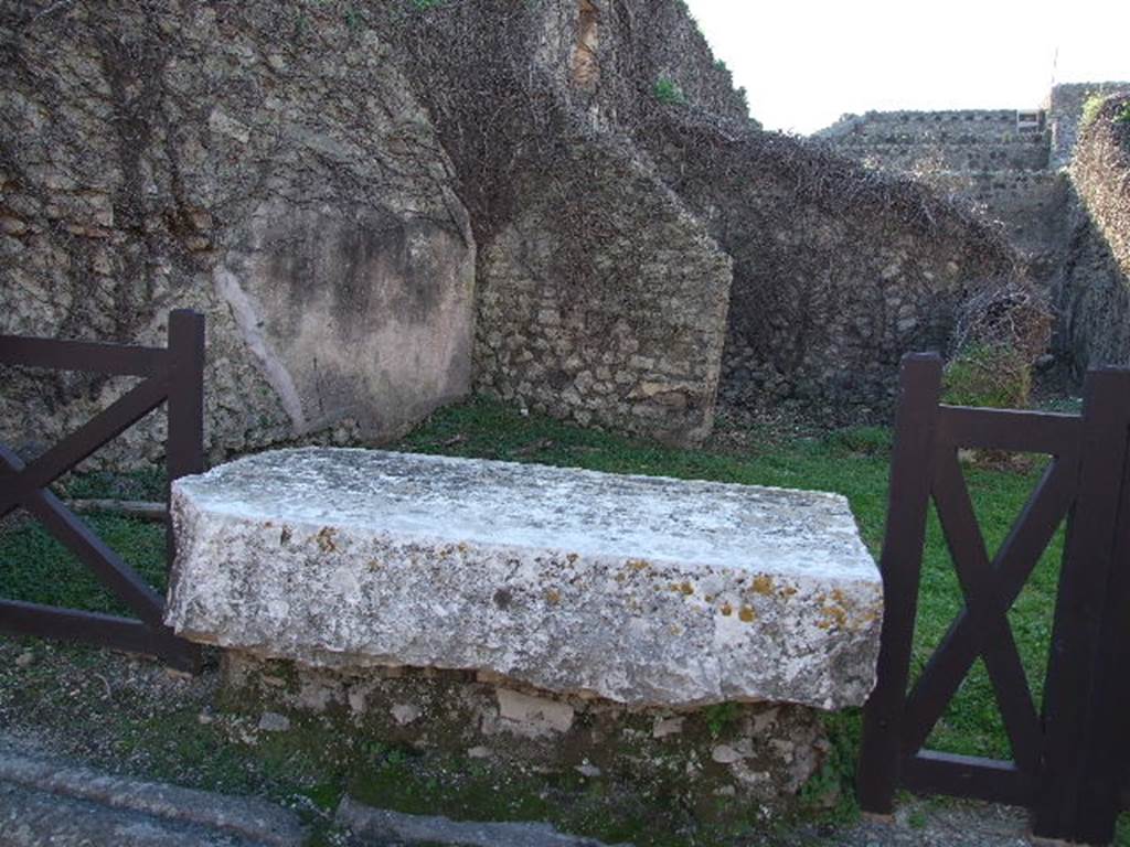 VII.3.23 Pompeii. December 2006. Travertine and masonry sales counter.