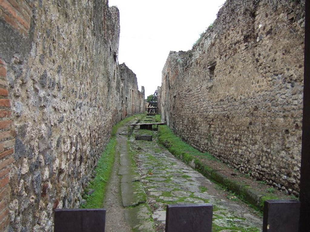 VII.2 Pompeii. December 2005. Vicolo del Panettiere looking west. Side wall of VII.3.23.