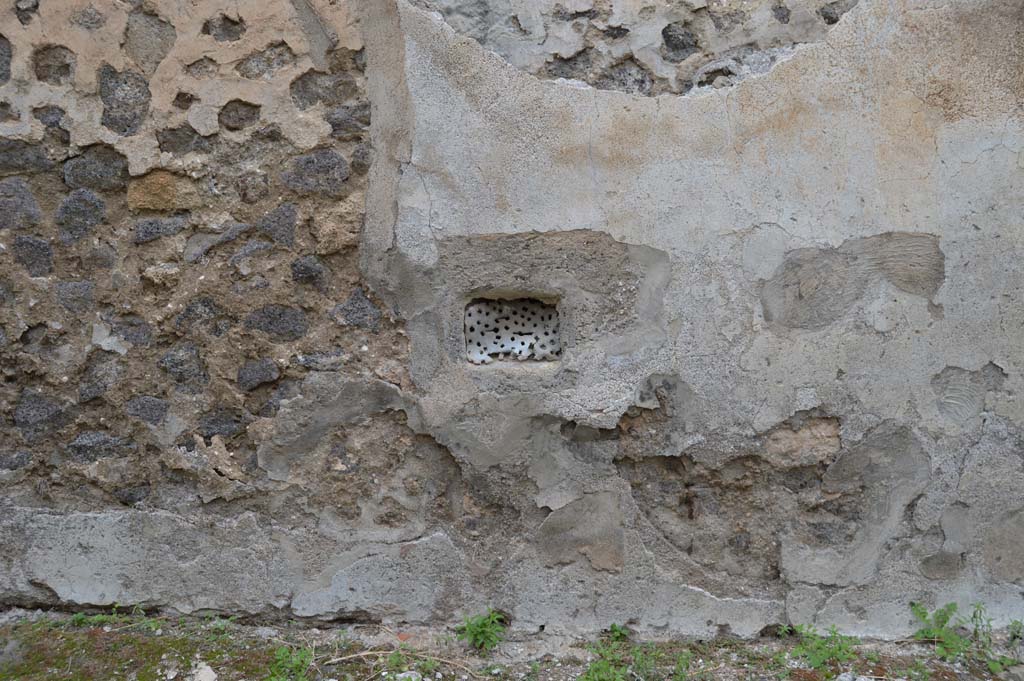 VII.3.26/25 Pompeii. October 2017. Wall between entrances with remaining plaster.
Foto Taylor Lauritsen, ERC Grant 681269 DCOR.
