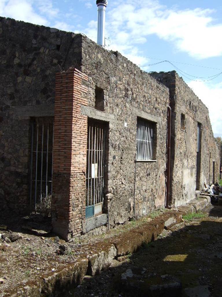 VII.3.28, VII.3.27 and number VII.3.26 which is blocked. May 2006. 
Looking east along Vicolo del Panettiere.
