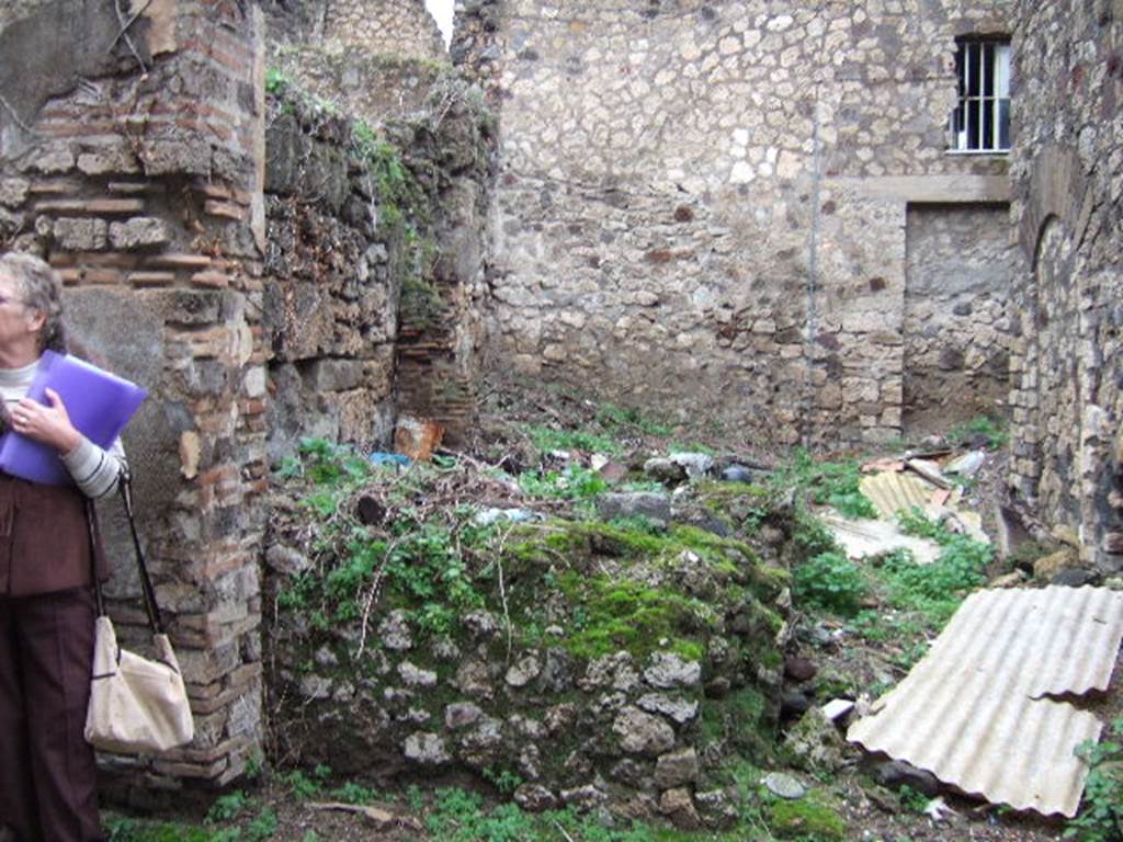 VII.3.28 Pompeii. December 2005. Bar with remains of counter.