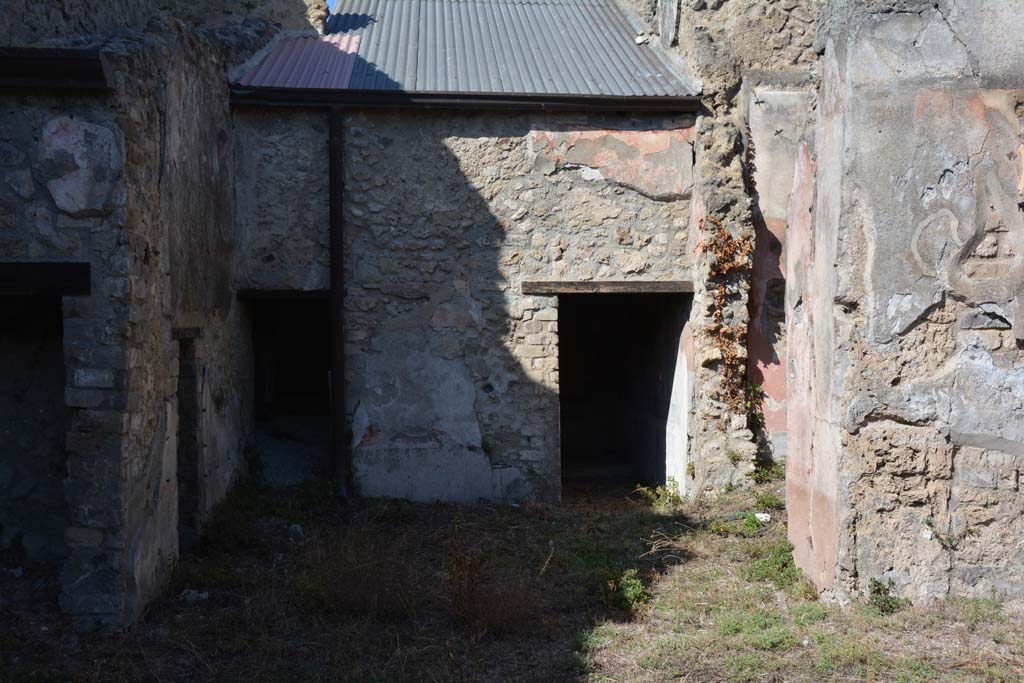 VII.3.29 Pompeii. October 2019. Room 6, looking north across tablinum towards doorway to cubiculum 10. 
Foto Annette Haug, ERC Grant 681269 DCOR.
