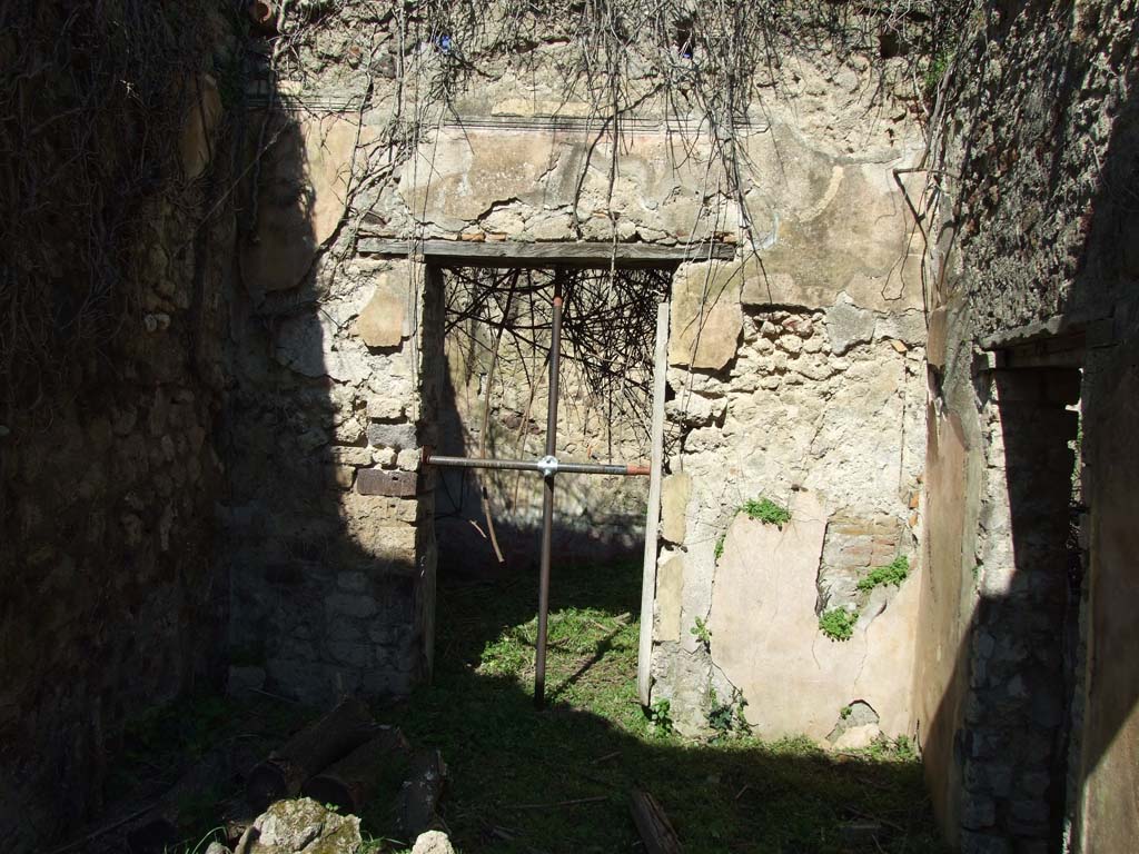 VII.3.30 Pompeii. March 2009. Room 4, tablinum, looking north to doorway to garden area 5.