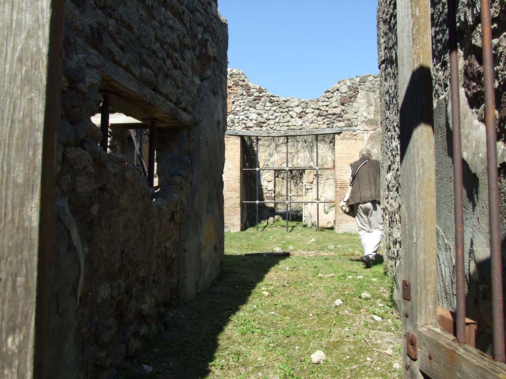 VII.3.30 Pompeii. March 2009. Looking north to atrium, from entrance fauces/corridor.