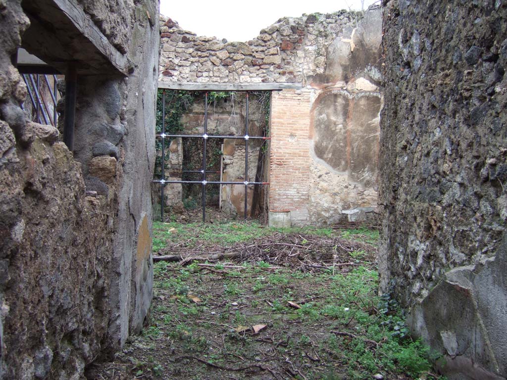 VII.3.30 Pompeii. December 2005. Entrance fauces looking towards atrium.