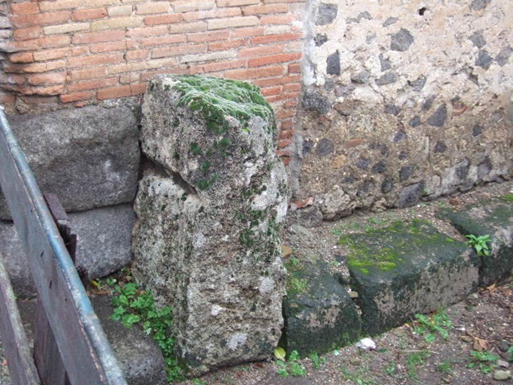 Street altar at VII.3.33, Pompeii. December 2005.