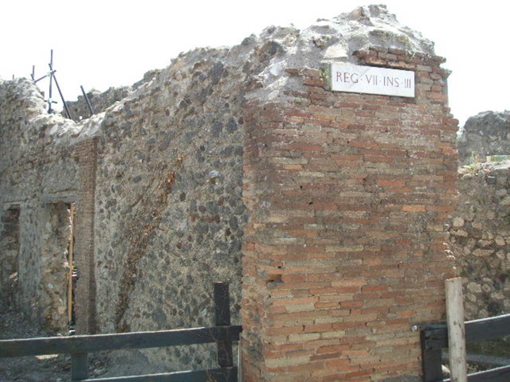 VII.3.34 Pompeii. May 2005. South wall, and pilaster on corner between Vicolo Storto and Vicolo del Panettiere.