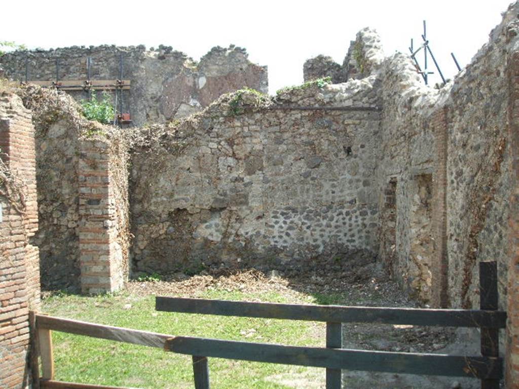 VII.3.34 Pompeii. May 2005. Looking east from entrance.