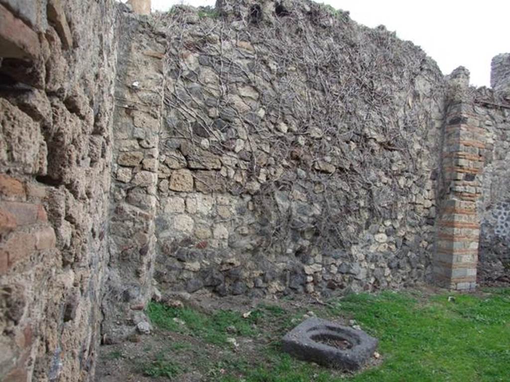 VII.3.35 Pompeii.  December 2007.  Looking east from entrance.