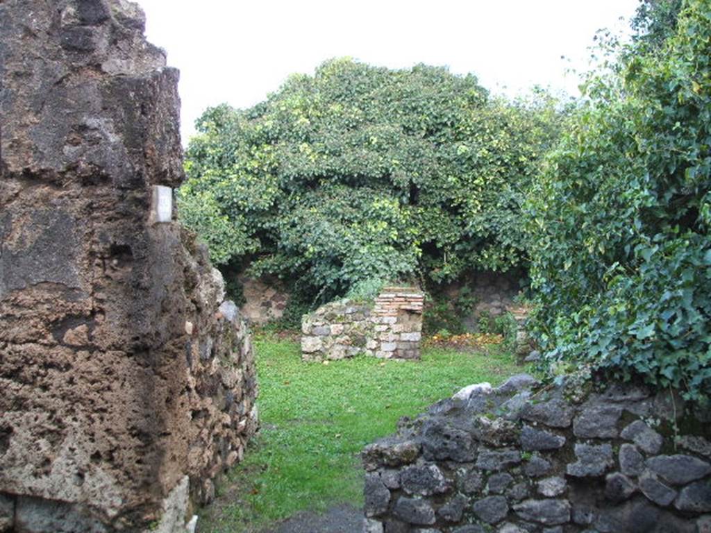 VII.3.39 Pompeii.  December 2004.  Looking east from entrance towards two small rooms at rear of VII.3.1/2.